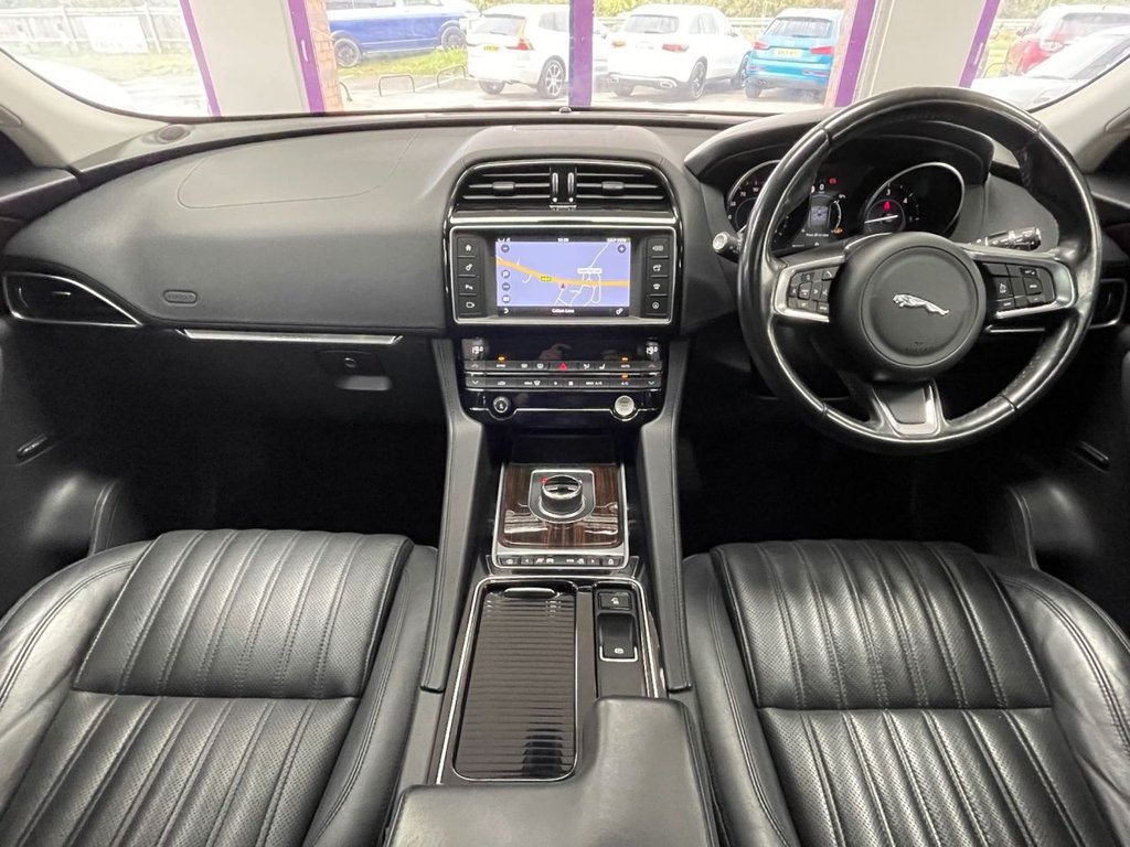 Used Jaguar F-Pace 2017 for sale - 76236119: Photo 2