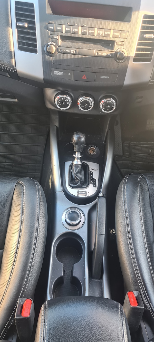 Used Mitsubishi Outlander 2010 for sale - 76263102: Photo 13