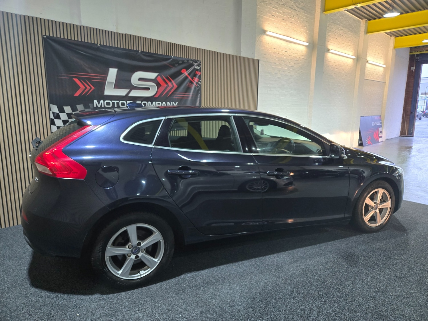 Used Volvo V40 2015 for sale - 77620425: Photo 7