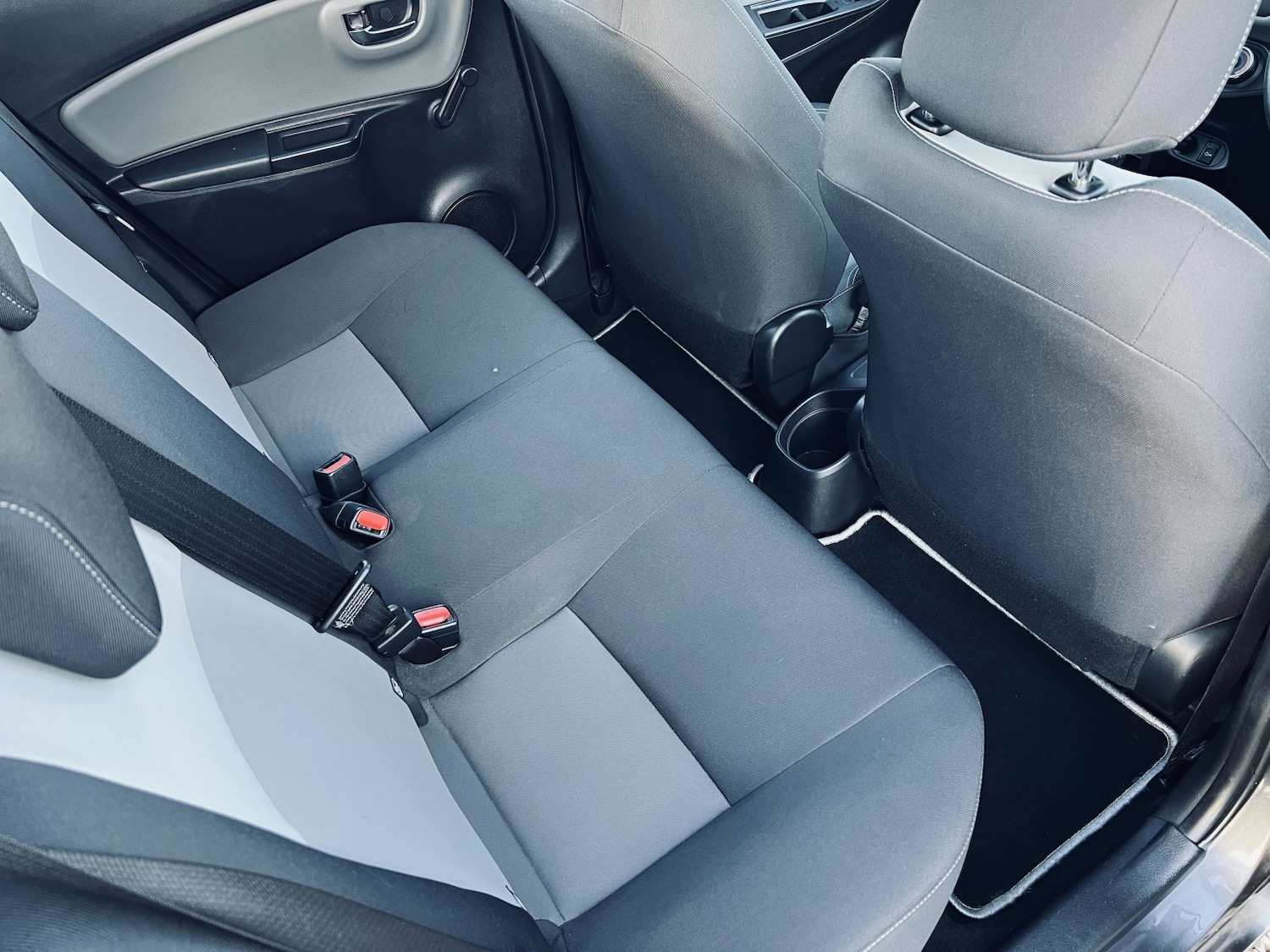 Used Toyota Yaris 2017 for sale - 76758840: Photo 33