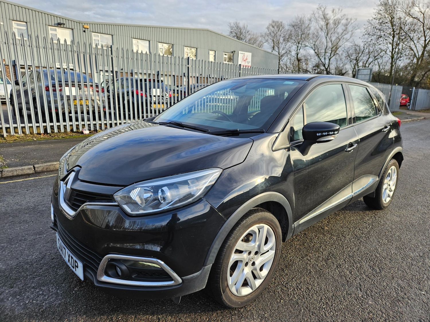 Used Renault Captur 2017 for sale - 76960327: Photo 2
