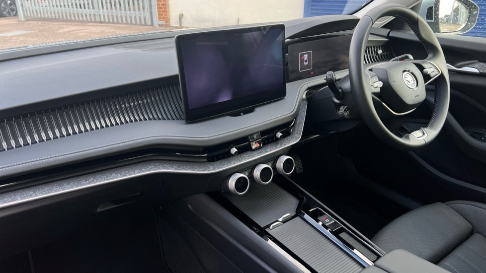 Used Skoda Superb 2025 for sale - 76869201: Photo 2