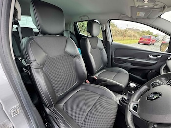 Used Renault Clio 2019 for sale - 76477998: Photo