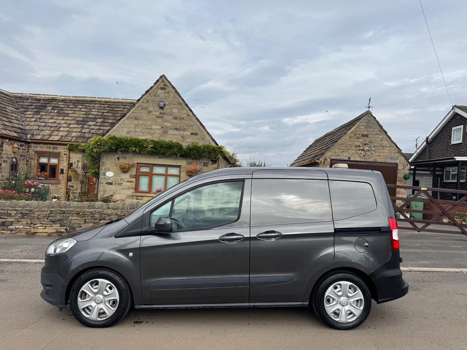 Used Ford Transit Courier 2017 for sale - 76146825: Photo 6