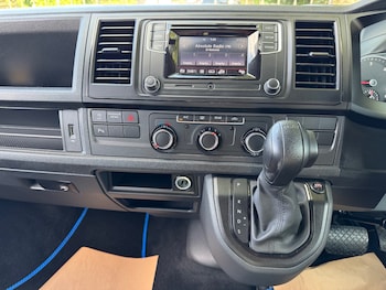 Used Volkswagen Transporter Shuttle 2018 for sale - 79001907: Photo