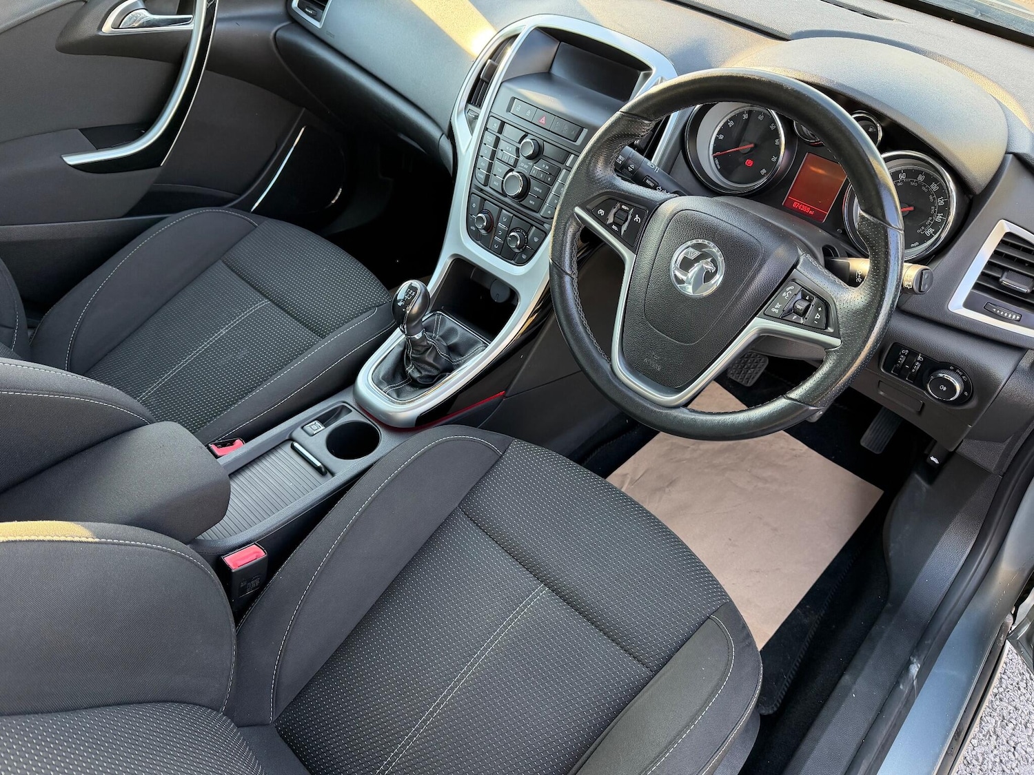 Used Vauxhall Astra 2012 for sale - 76689481: Photo 2