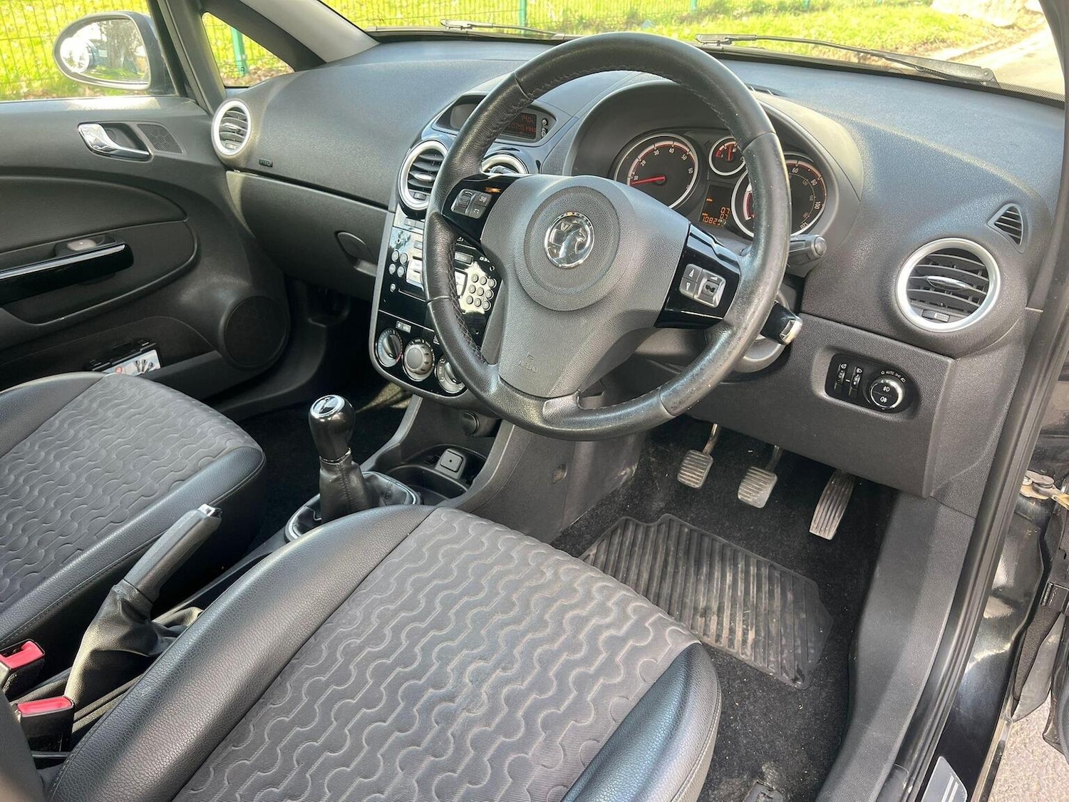 Used Vauxhall Corsa 2013 for sale - 77921257: Photo 2