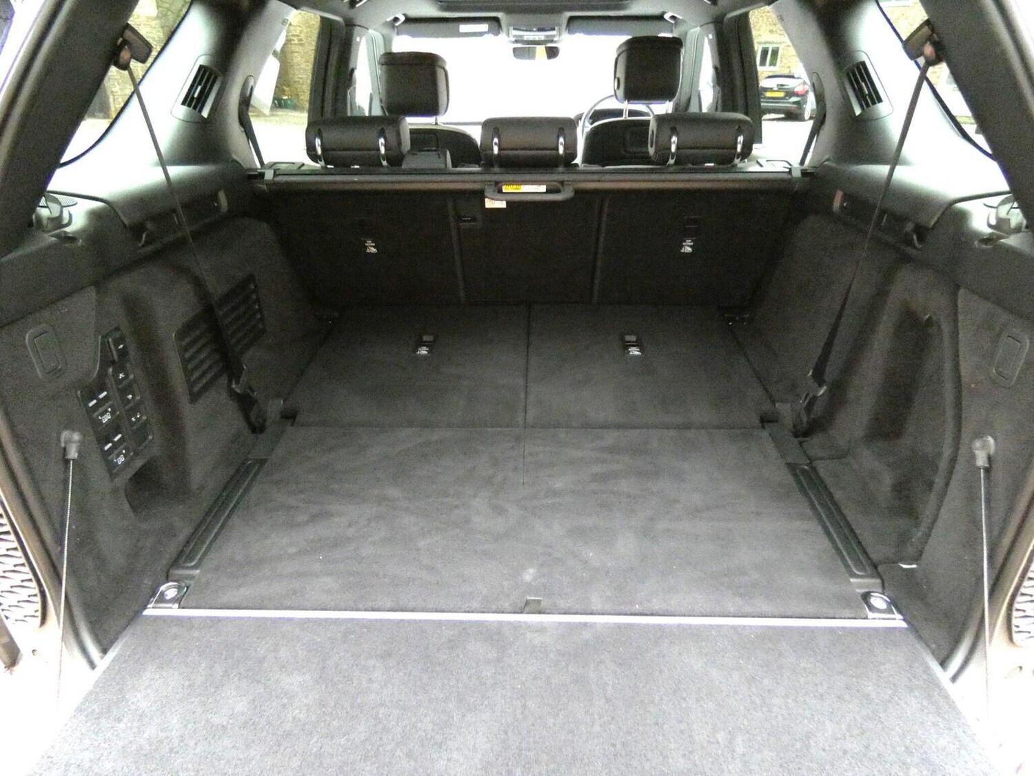 Used Land Rover Discovery 2023 for sale - 77093940: Photo 31