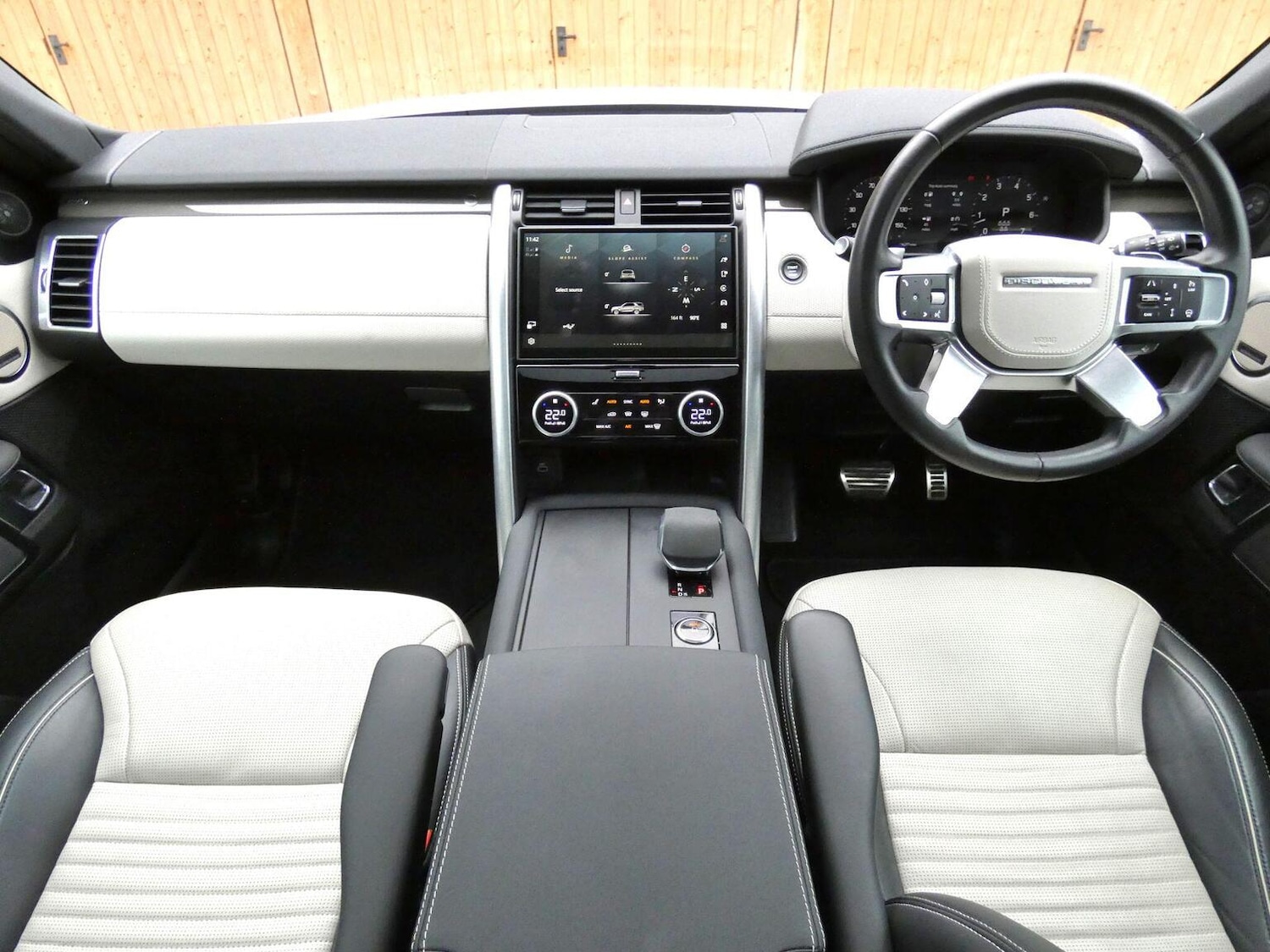 Used Land Rover Discovery 2023 for sale - 77093940: Photo 4