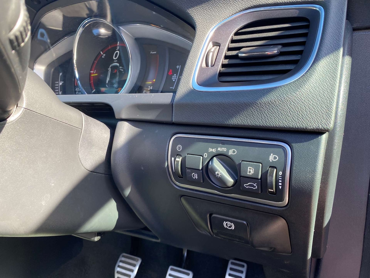 Used Volvo V60 2017 for sale - 77889956: Photo 30