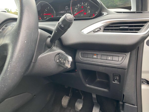 Used Peugeot 208 2013 for sale - 76280325: Photo 24