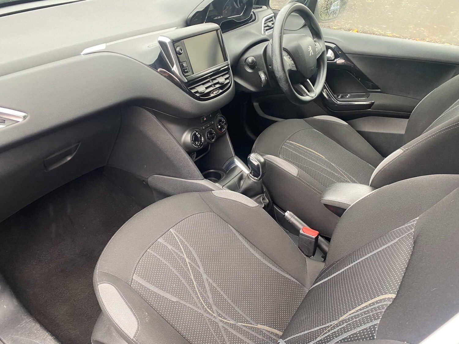 Used Peugeot 208 2014 for sale - 76333094: Photo 14