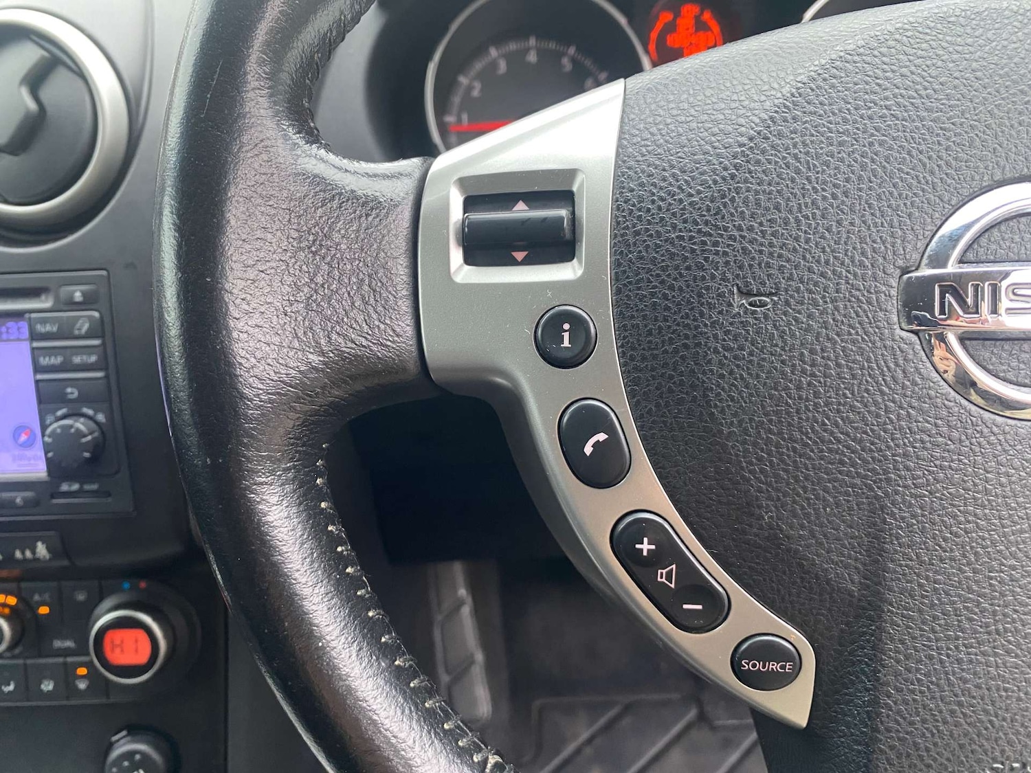 Used Nissan Qashqai 2010 for sale - 76544277: Photo 18