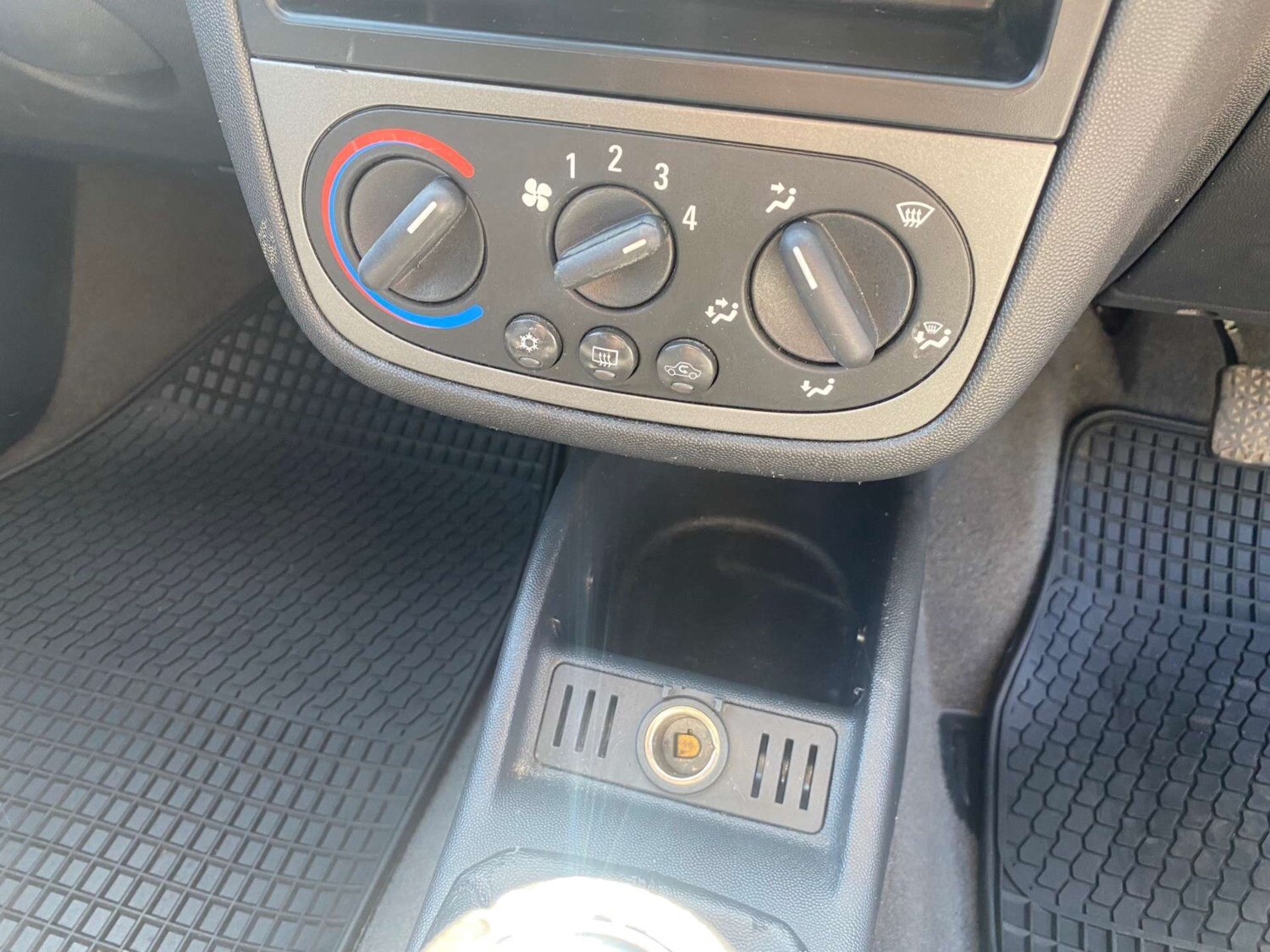Vauxhall Corsa 2005 - 1.2 Design Twinport 5dr - Image 23