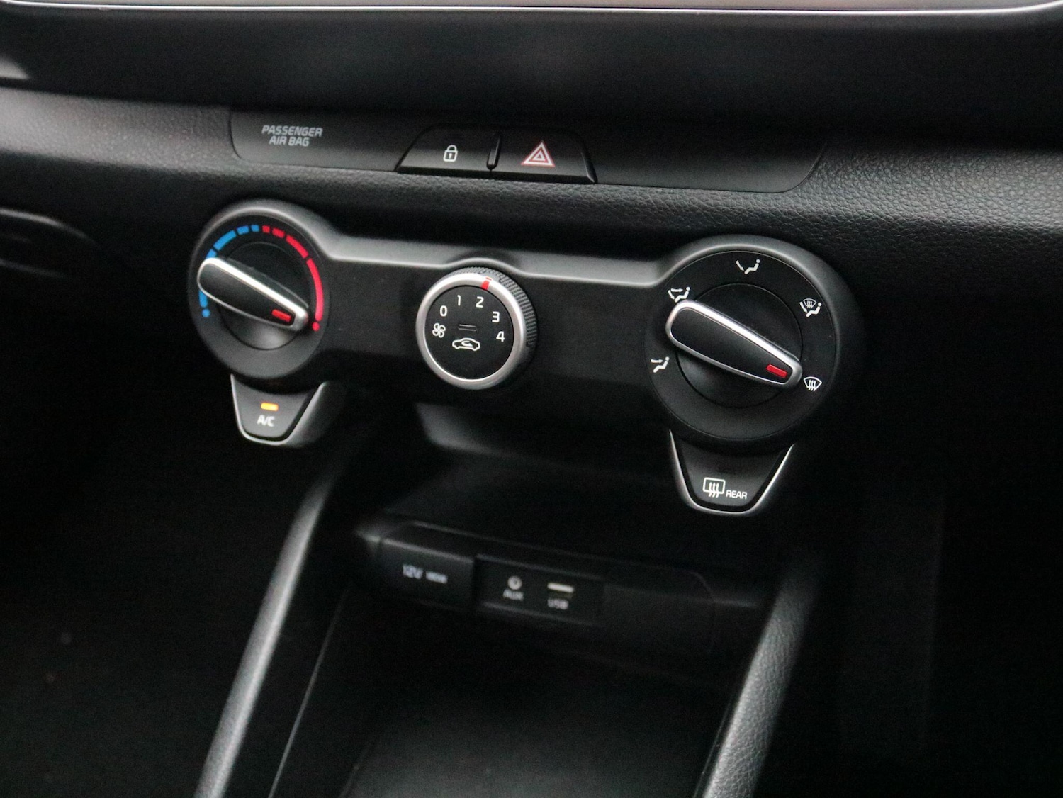 Used Kia Stonic 2018 for sale - 76561937: Photo 21