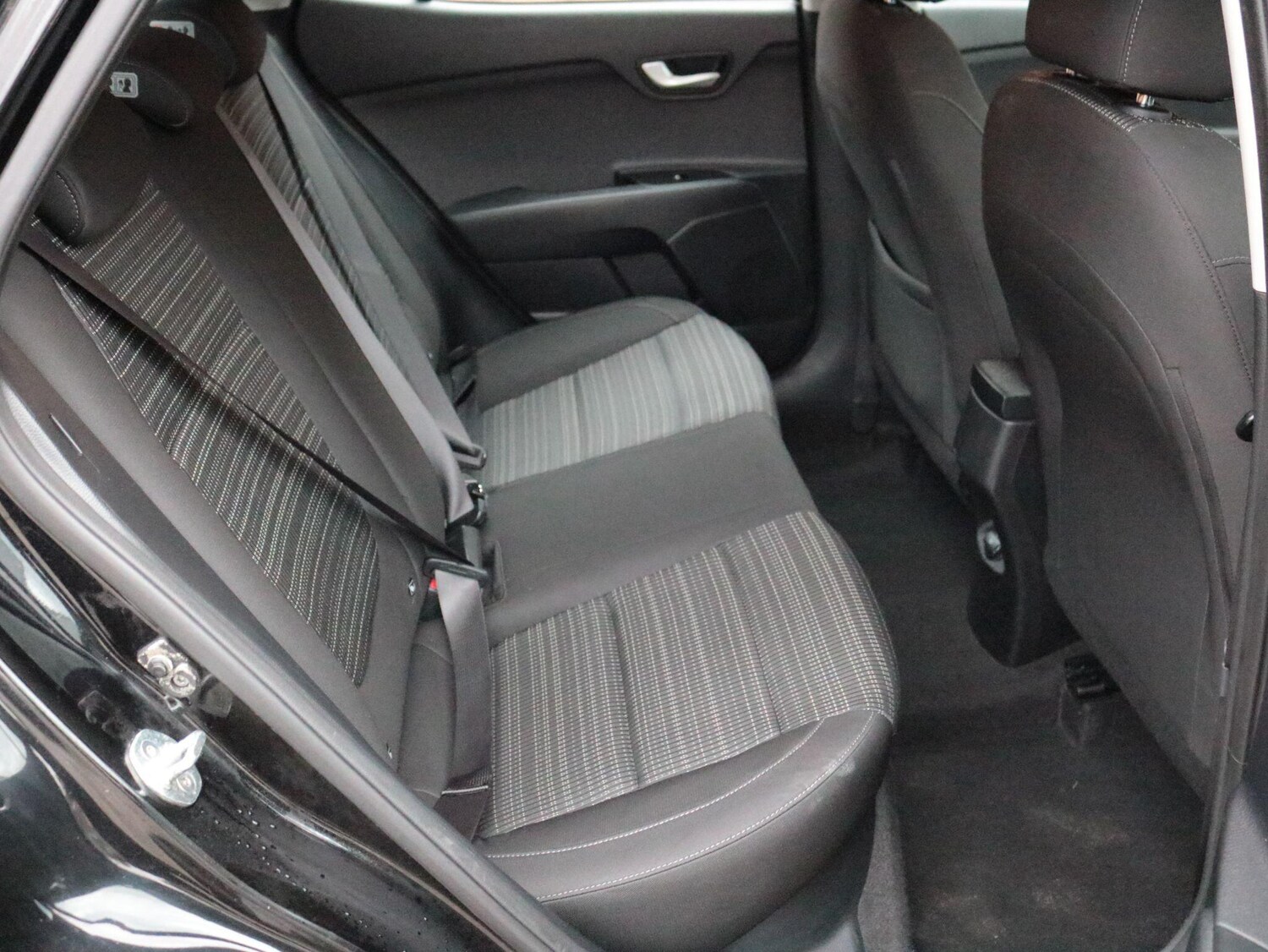 Used Kia Stonic 2018 for sale - 76561937: Photo 23