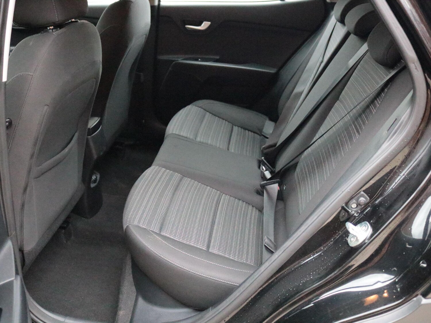 Used Kia Stonic 2018 for sale - 76561937: Photo 24