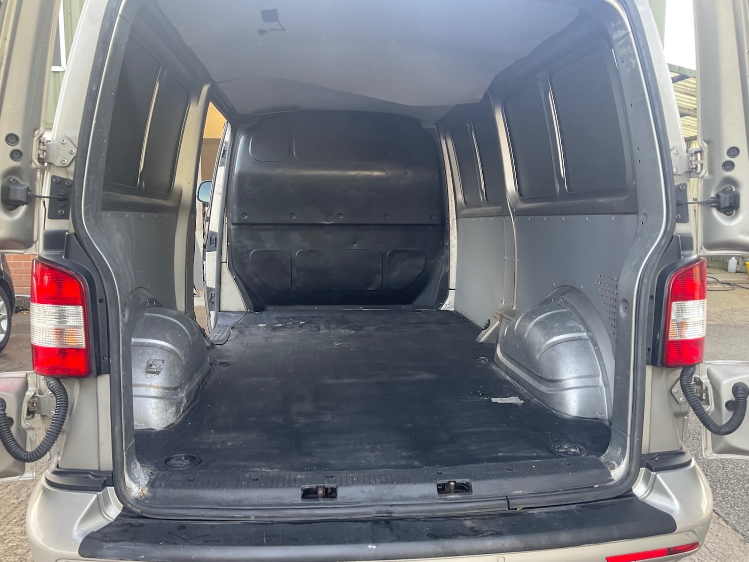 Used Volkswagen Transporter 2013 for sale - 76402223: Photo 10