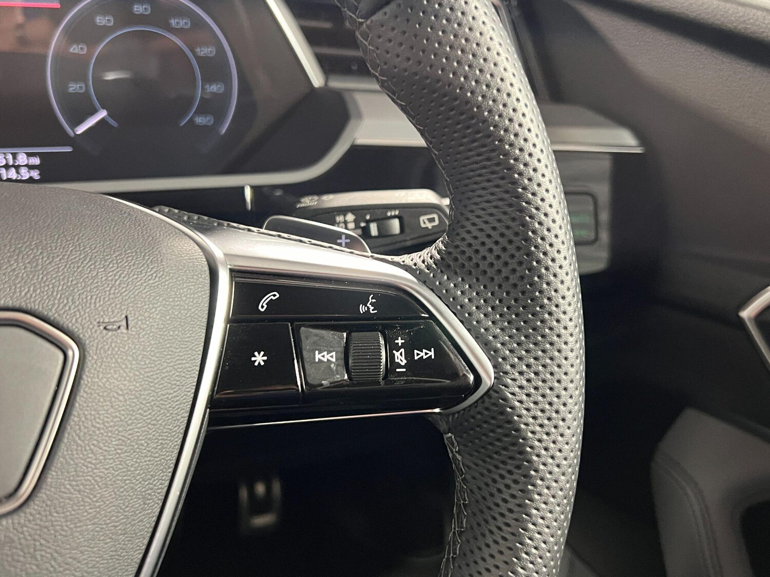 Used Audi Q8 e-tron 2023 for sale - 76283116: Photo 27