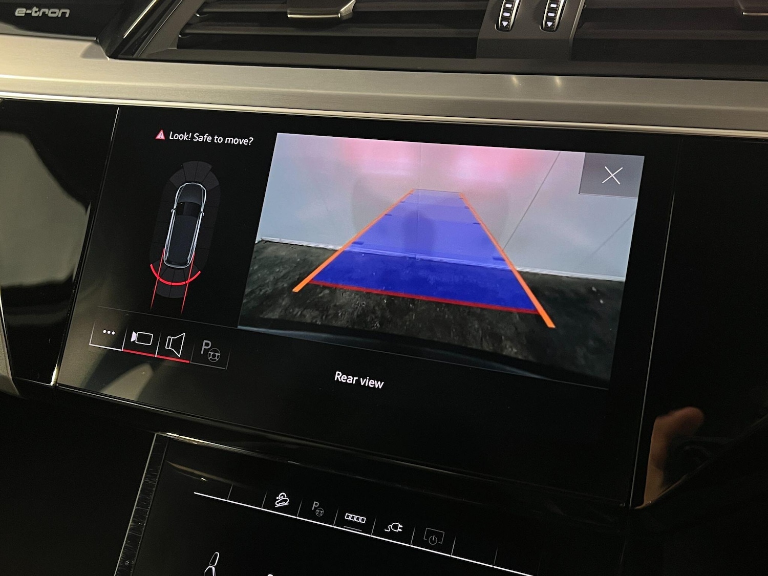 Used Audi Q8 e-tron 2023 for sale - 76283116: Photo 38