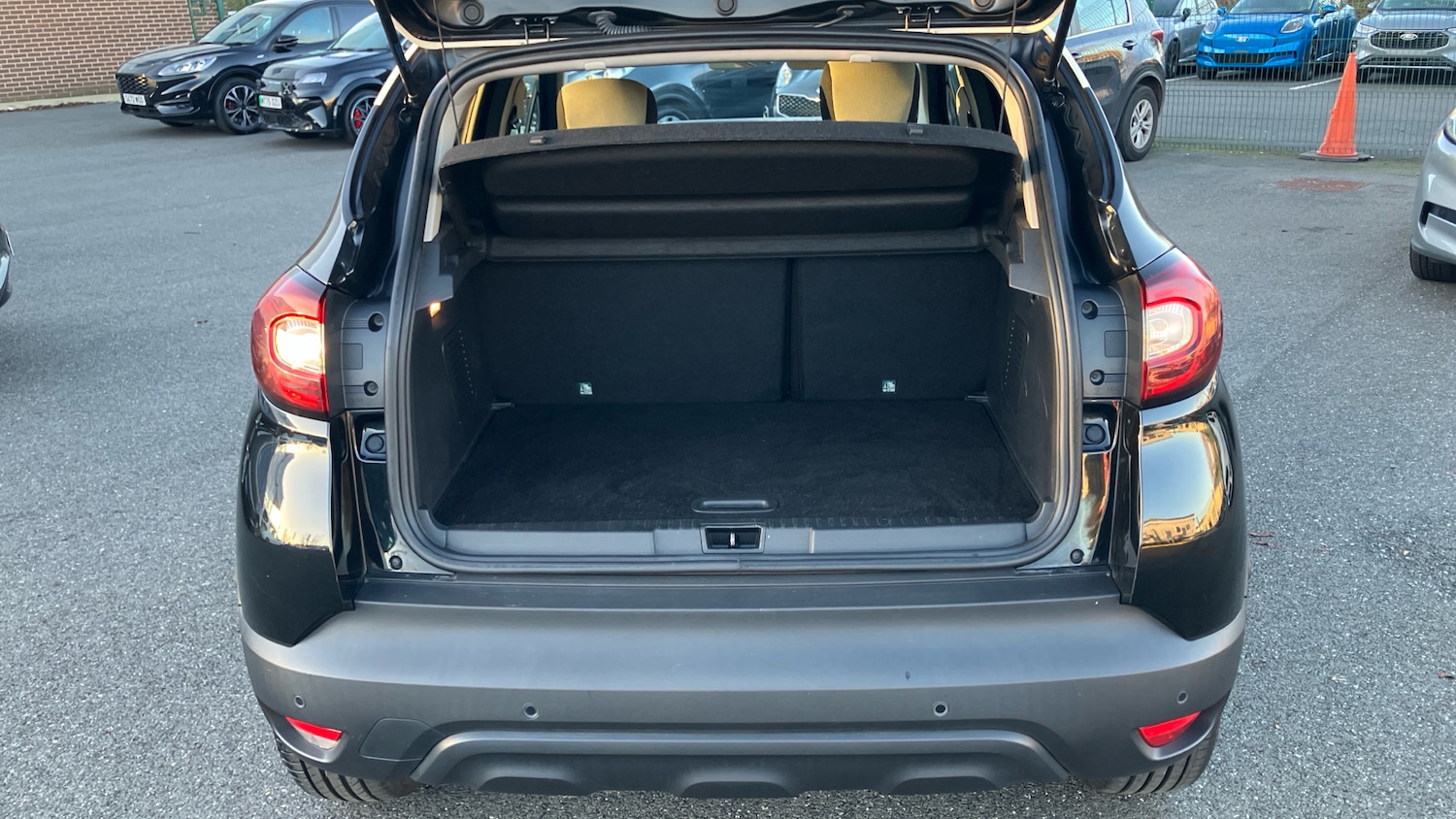 Used Renault Captur 2018 for sale - 76655760: Photo 4