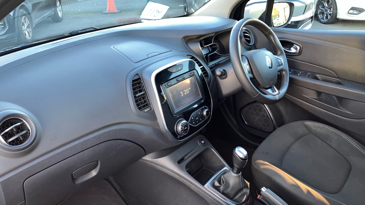 Used Renault Captur 2018 for sale - 76655760: Photo 9