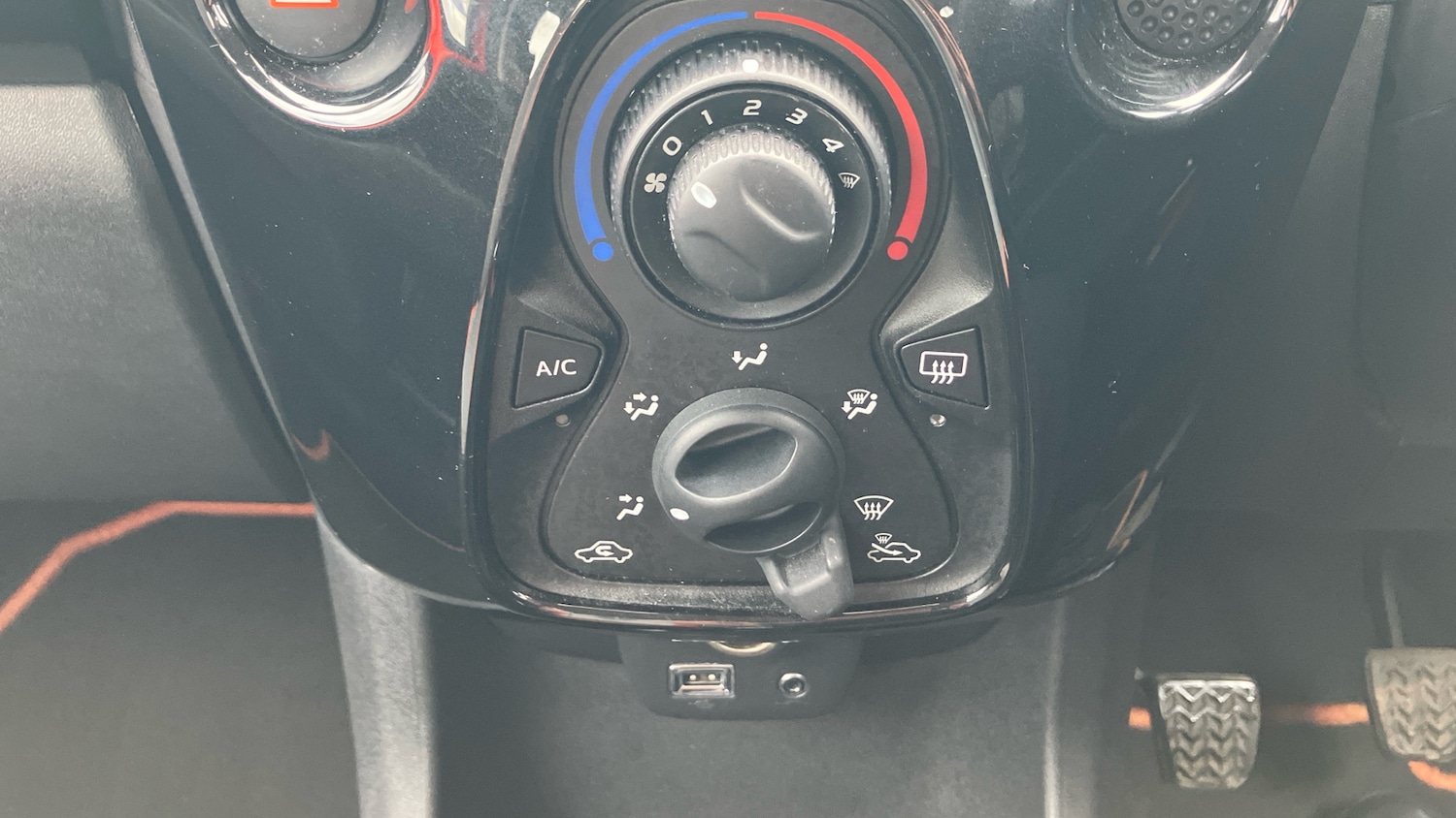 Used Toyota AYGO 2015 for sale - 76452640: Photo 26