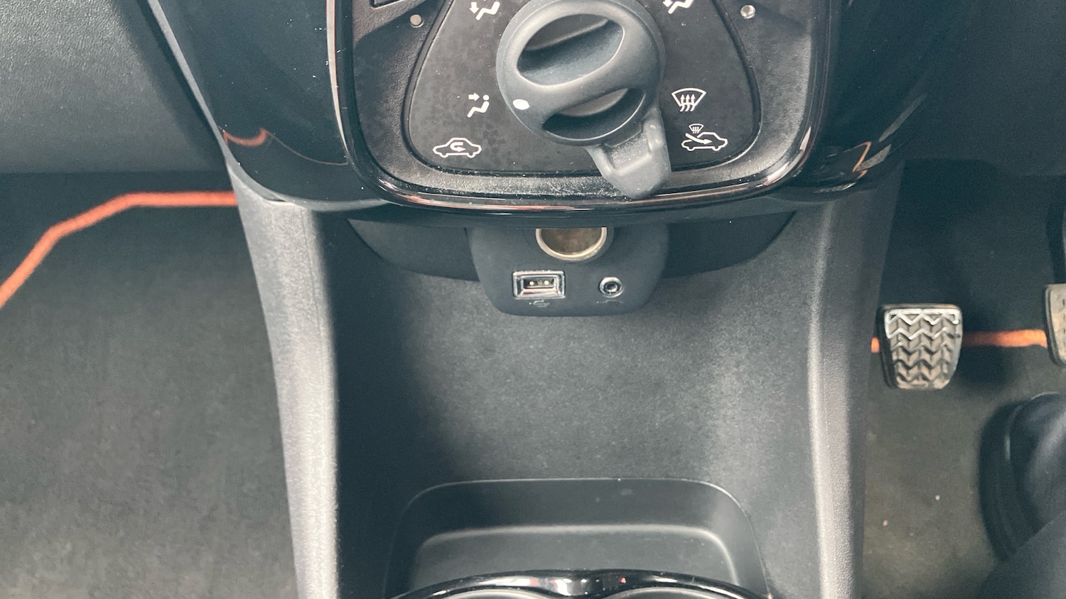 Used Toyota AYGO 2015 for sale - 76452640: Photo 27