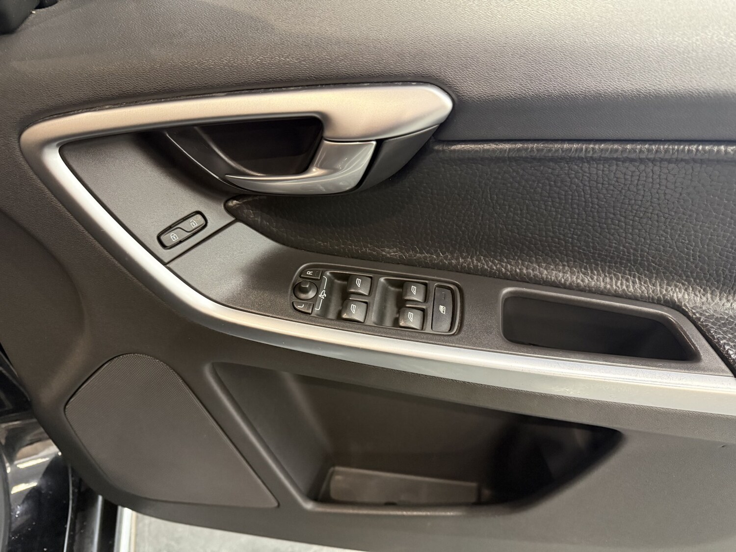 Used Volvo XC60 2010 for sale - 77548322: Photo 11