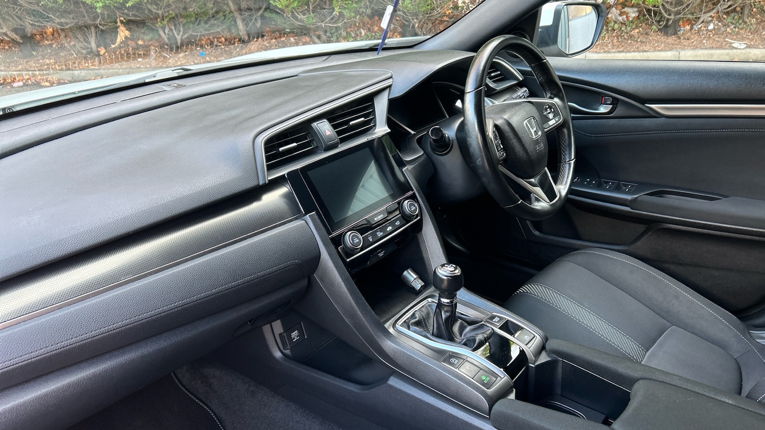 Used Honda Civic 2017 for sale - 76835318: Photo 2