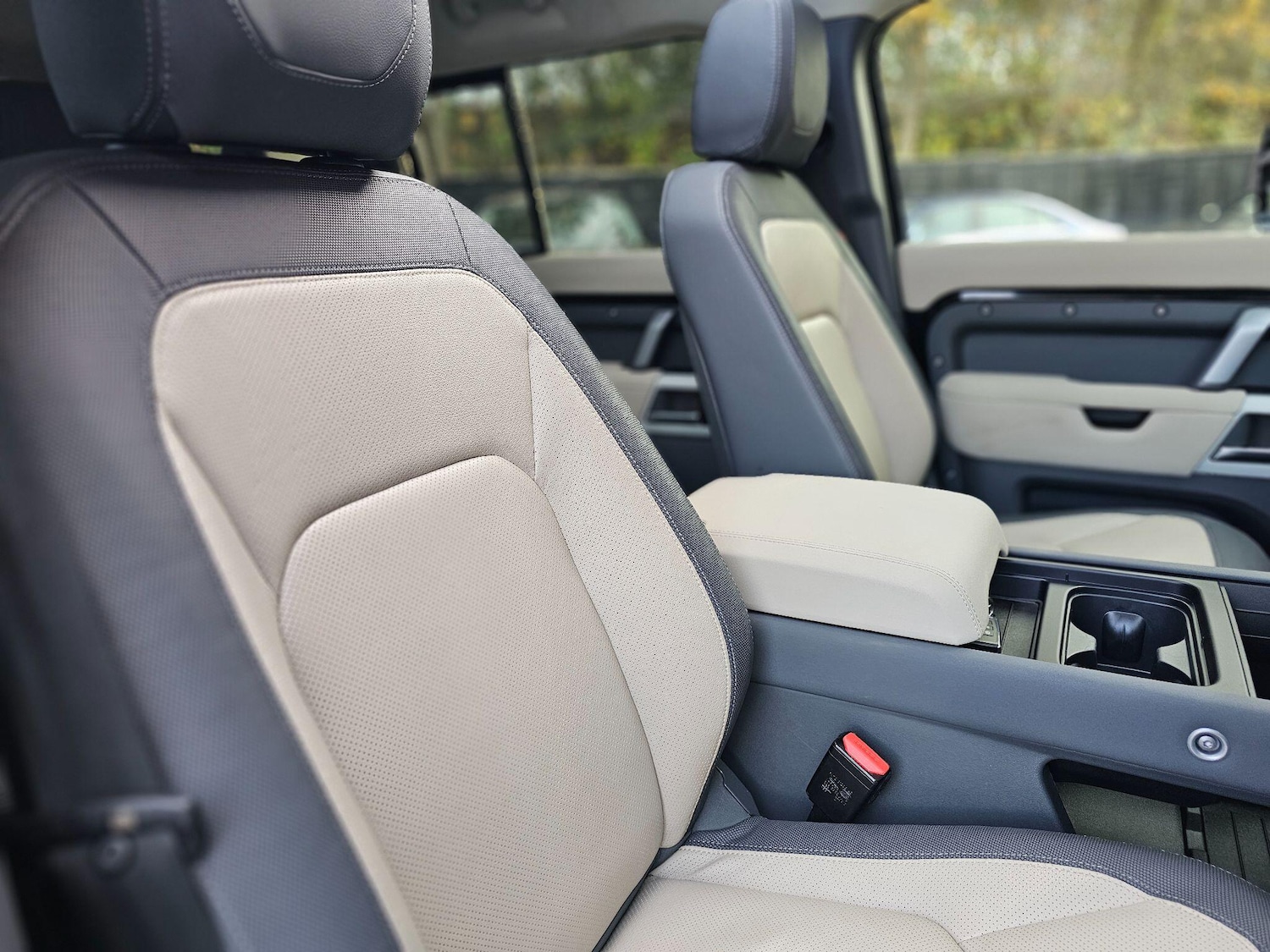 Used Land Rover Defender 2022 for sale - 76440731: Photo 33