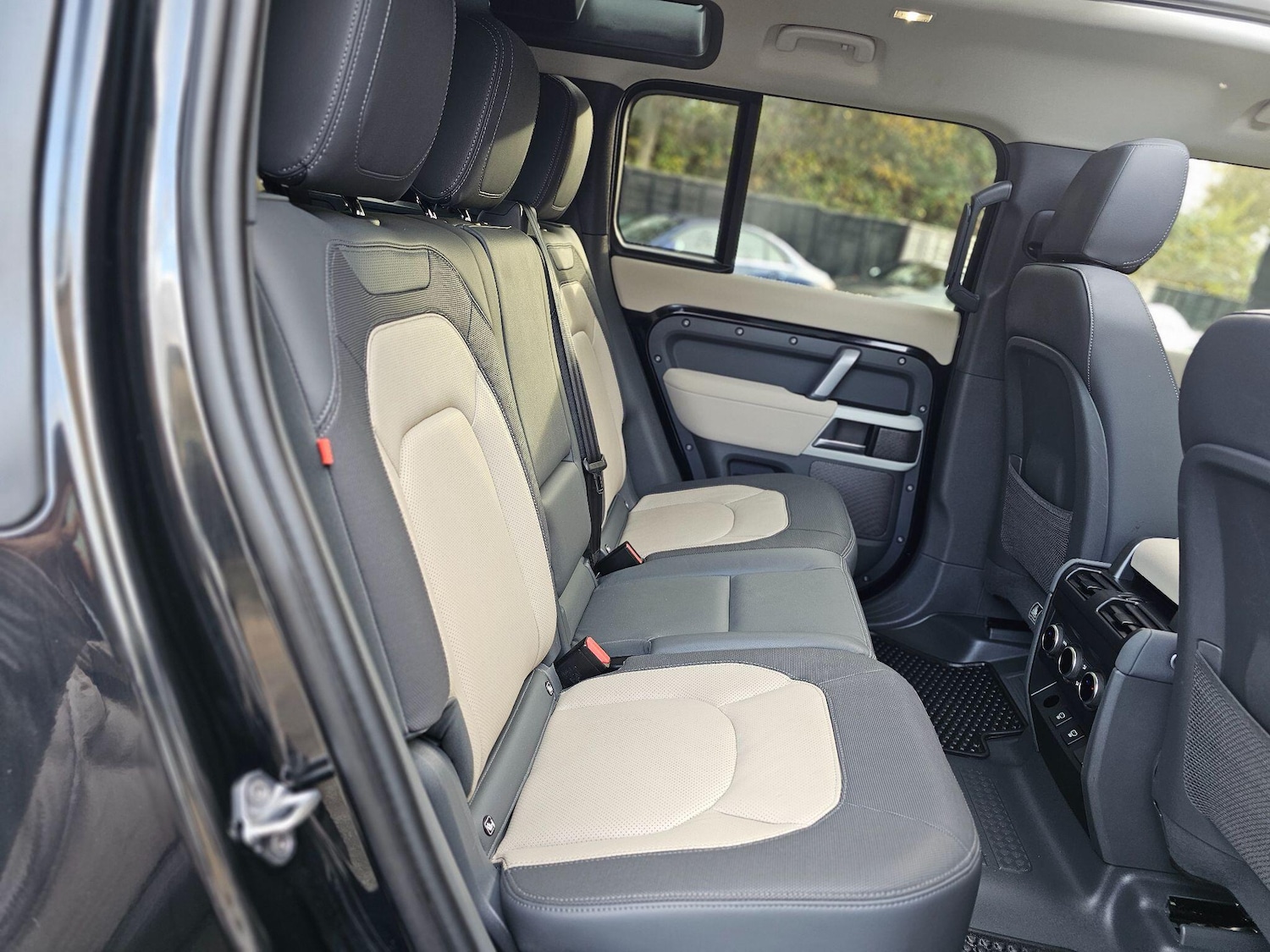 Used Land Rover Defender 2022 for sale - 76440731: Photo 51