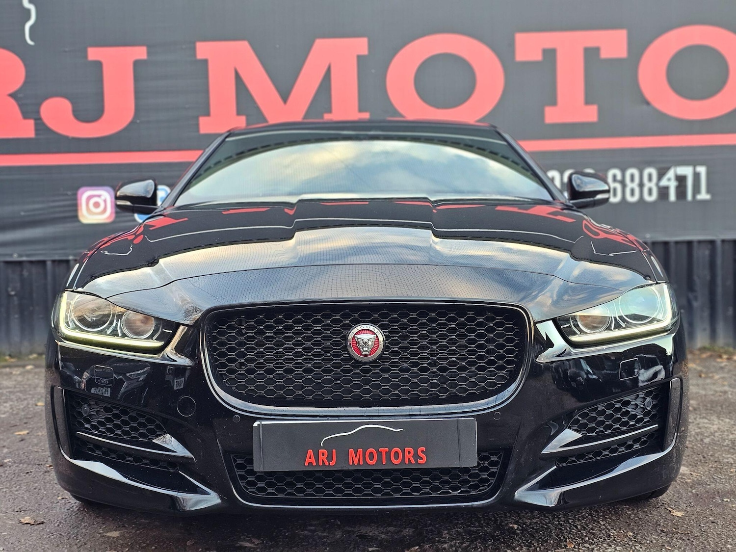 Used Jaguar XE 2018 for sale - 76898949: Photo 4