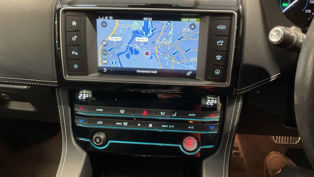 Used Jaguar F-Pace 2018 for sale - 76742289: Photo 4