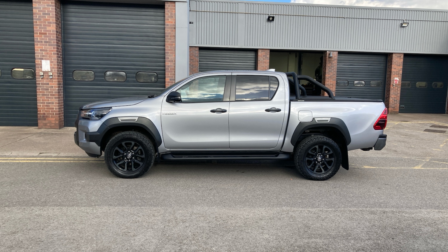 Used Toyota Hilux 2023 for sale - 77950330: Photo 17