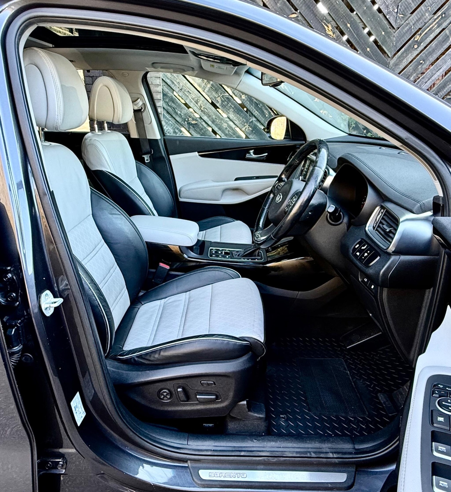 Used Kia Sorento 2017 for sale - 77997359: Photo 26