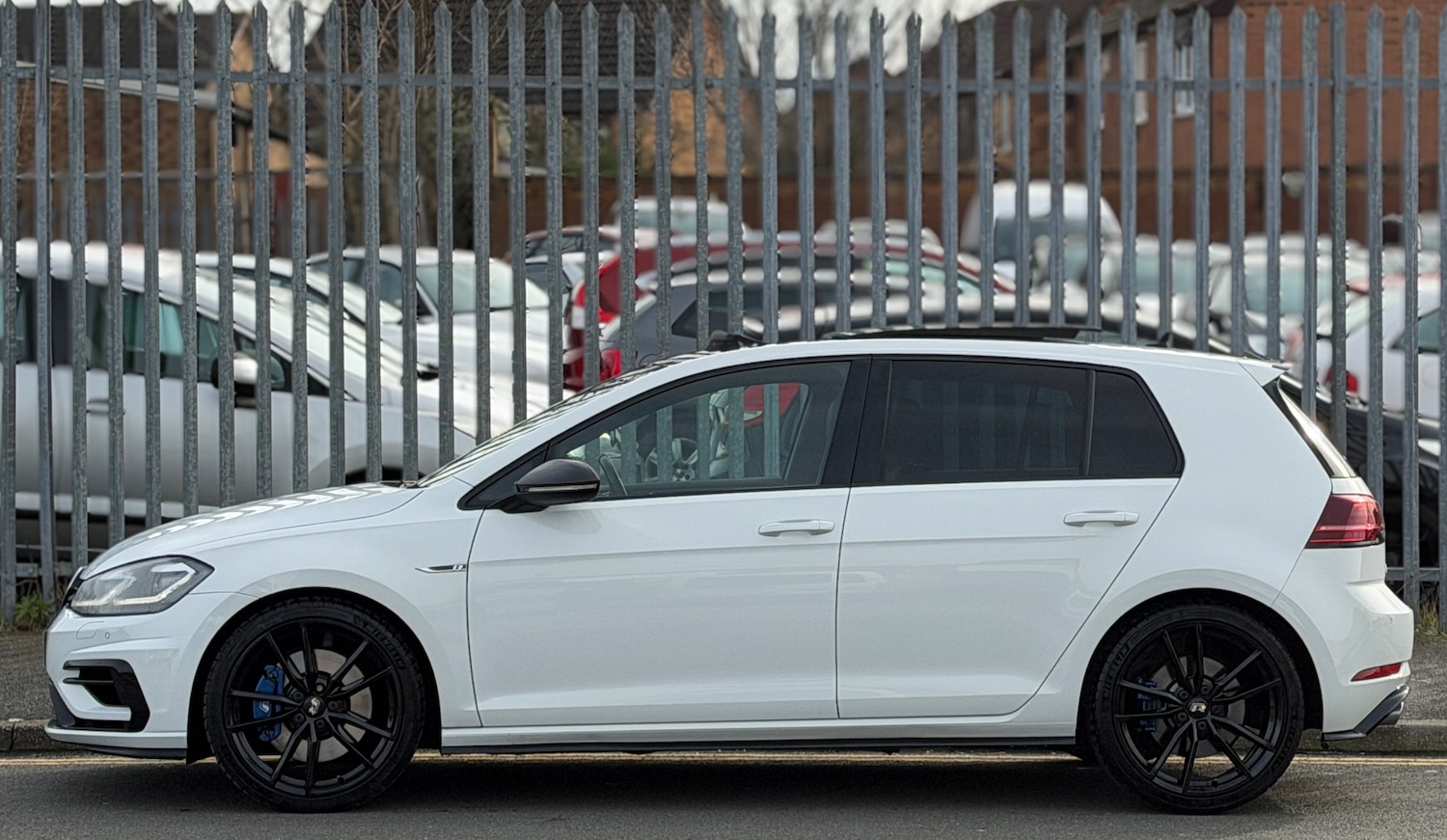 Used Volkswagen Golf 2017 for sale - 77632883: Photo 2