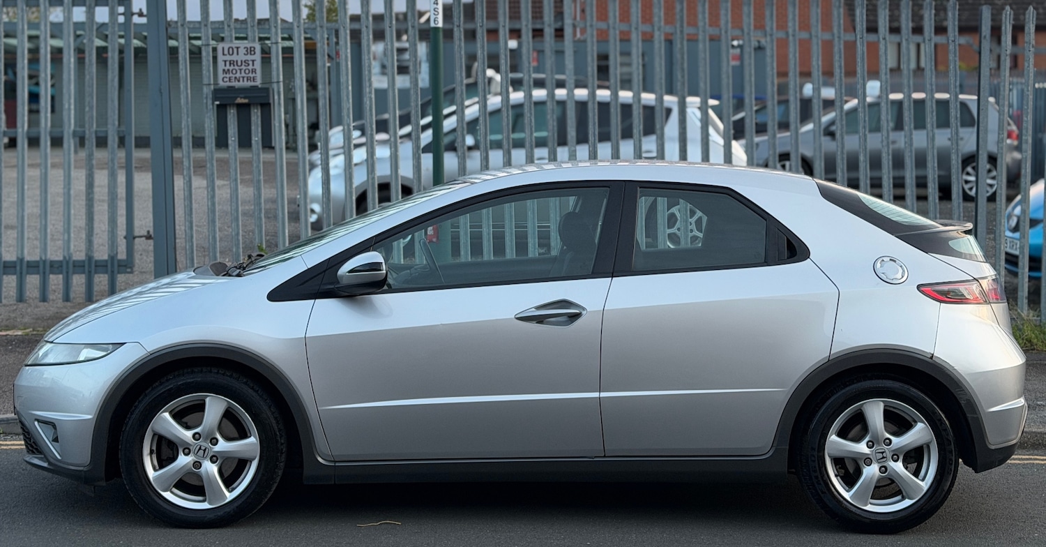 Used Honda Civic 2010 for sale - 76357008: Photo 2