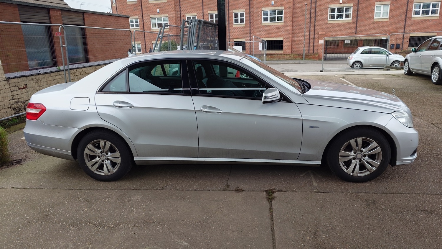 Used Mercedes-Benz E Class 2011 for sale - 76975395: Photo 3