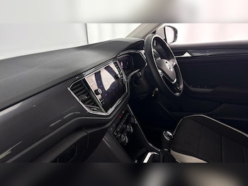 Used Volkswagen T-Roc 2021 for sale - 76722908: Photo