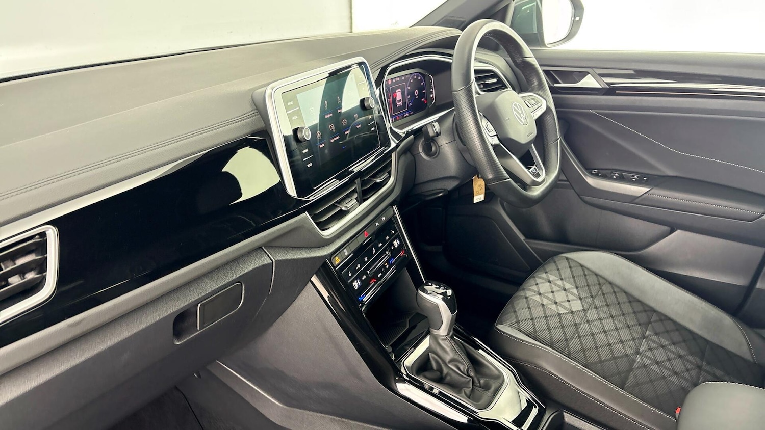 Used Volkswagen T-Roc 2025 for sale - 77602931: Photo 2