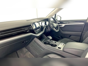 Used Volkswagen Touareg 2021 for sale - 75638900: Photo