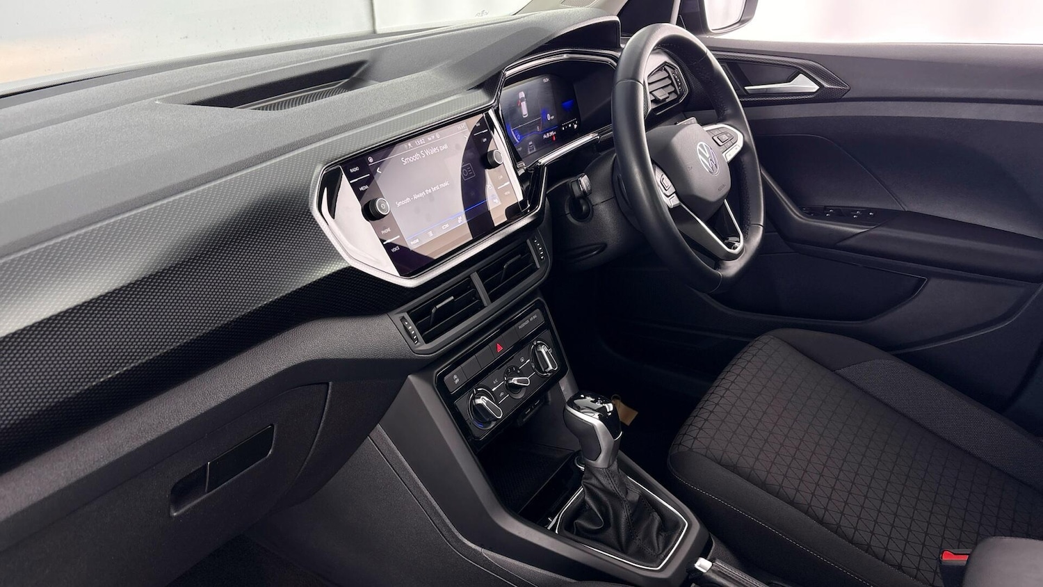 Used Volkswagen T-Cross 2023 for sale - 77602936: Photo 2