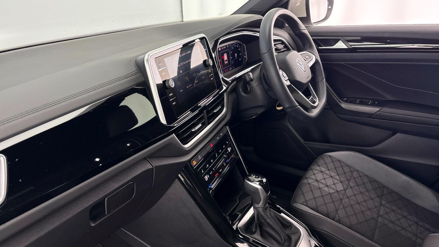 Used Volkswagen T-Roc 2025 for sale - 77505337: Photo 2