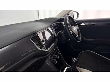 Used Volkswagen T-Roc 2021 for sale - 77630882: Photo