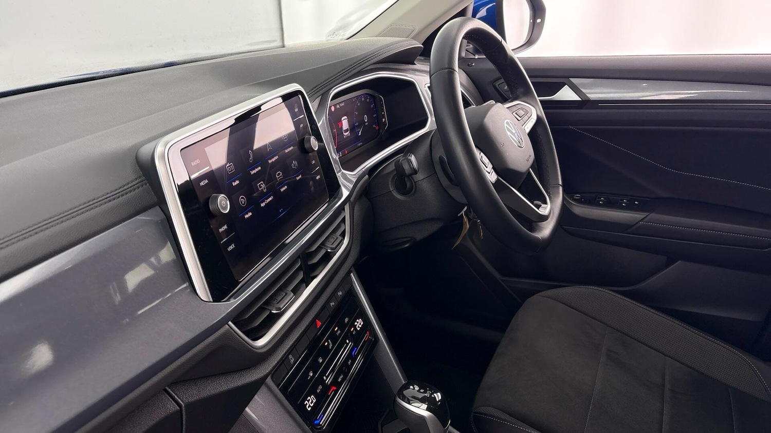 Used Volkswagen T-Roc 2023 for sale - 77504957: Photo 2