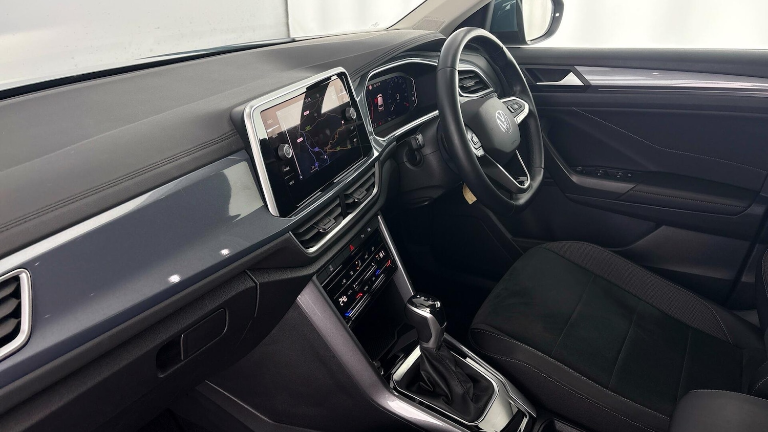 Used Volkswagen T-Roc 2022 for sale - 77845532: Photo 2