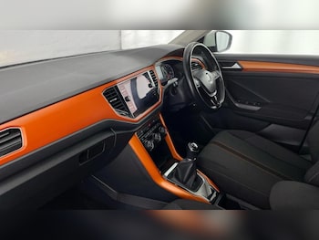 Used Volkswagen T-Roc 2018 for sale - 76037996: Photo