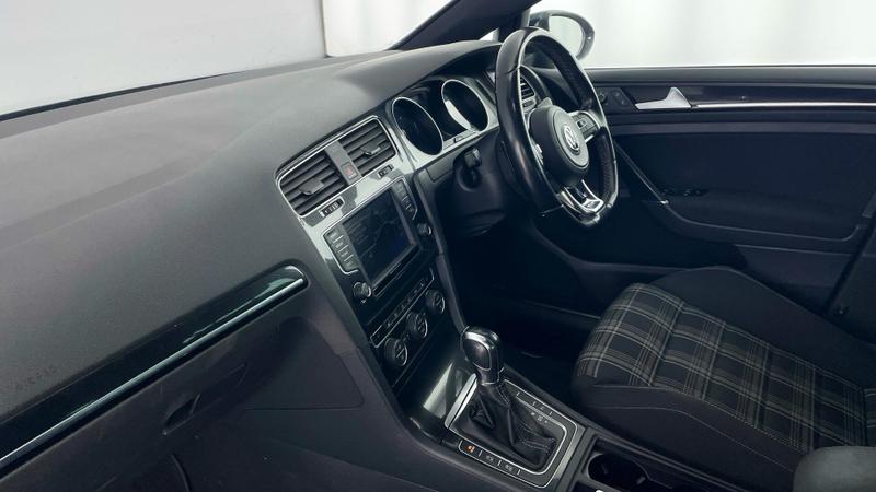 Used Volkswagen Golf 2016 for sale - 76692987: Photo 2