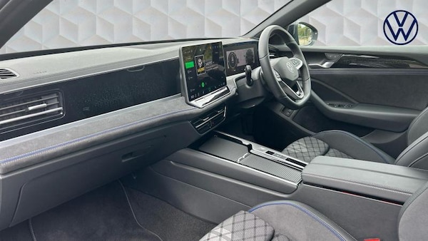 Used Volkswagen Passat 2025 for sale - 74537675: Photo 2